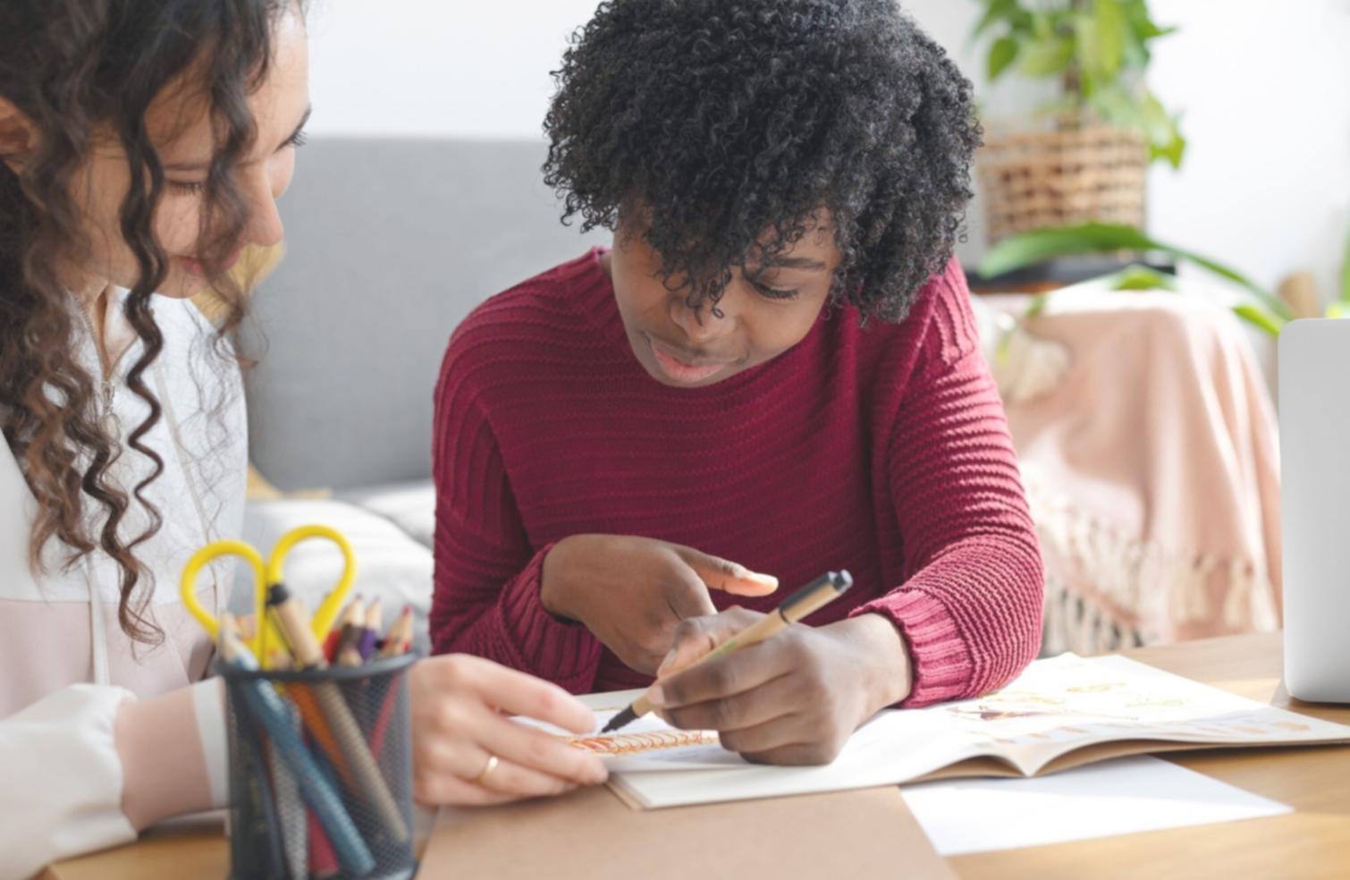 Estudiantes trabajando en planificación financiera